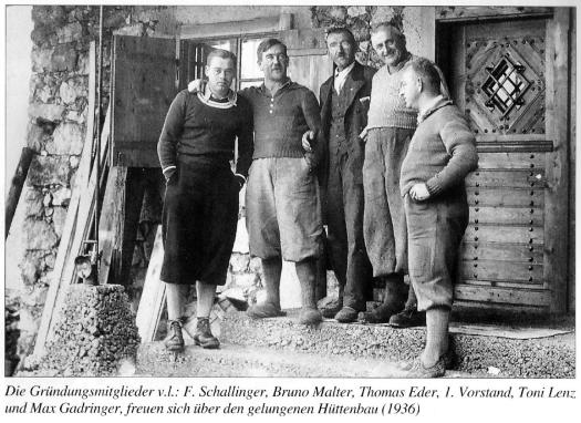 Die Gündungsmitglieder freuen sich über den Hüttenbau 1936