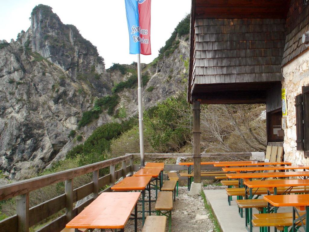 Die Sonnenterrasse auf der Toni Lenz Hütte